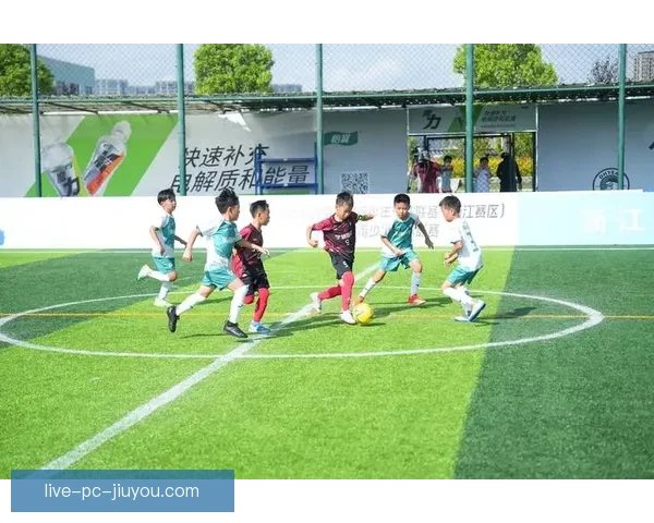 天天足球直播间带你直击绿茵赛场精彩瞬间权威解说实时互动赛事全覆盖